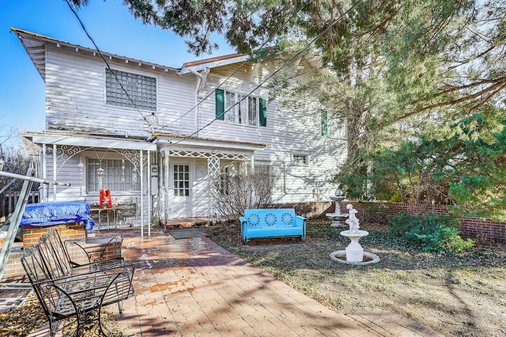 Half-mi to Atwood Lake: Spacious Home!