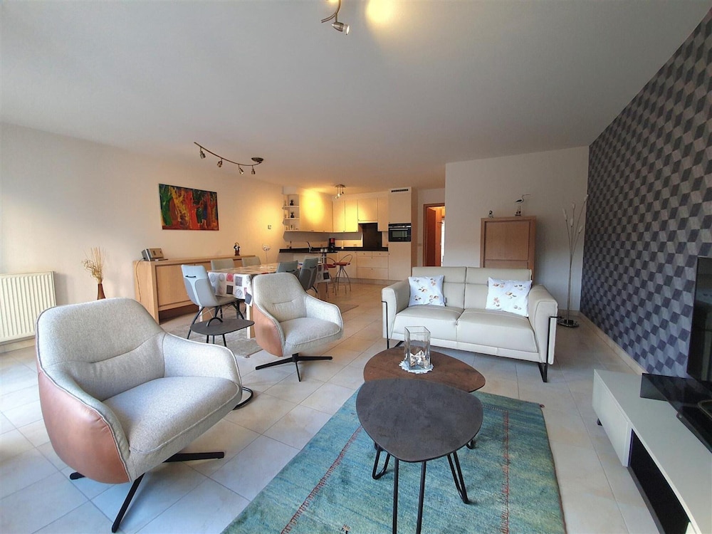 Comfy City Stay Near Sea