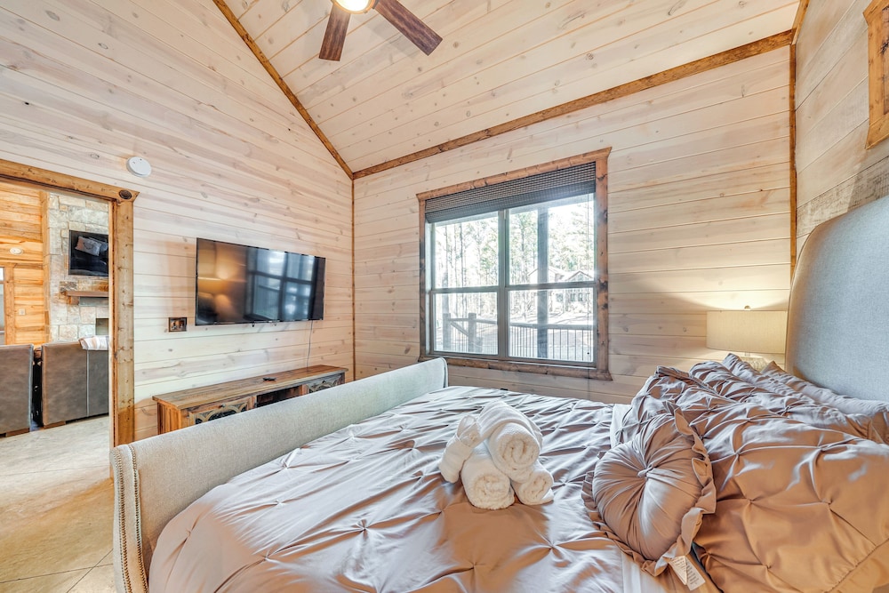 Hot Tub & Game Room: Spacious Cabin in Broken Bow!