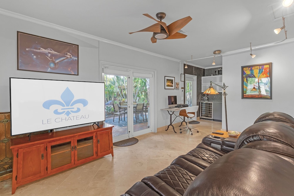 Chic 3BR Sanctuary Steps From The Drive Paradise