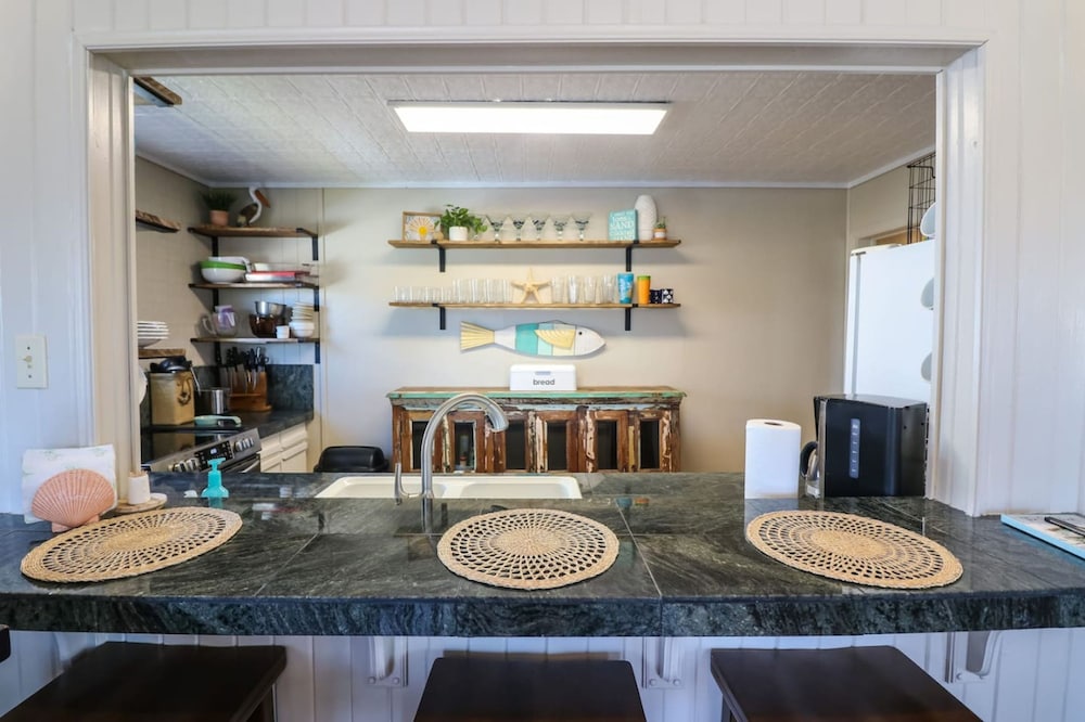Home Lounge and Arcade Close to Beach and Marina