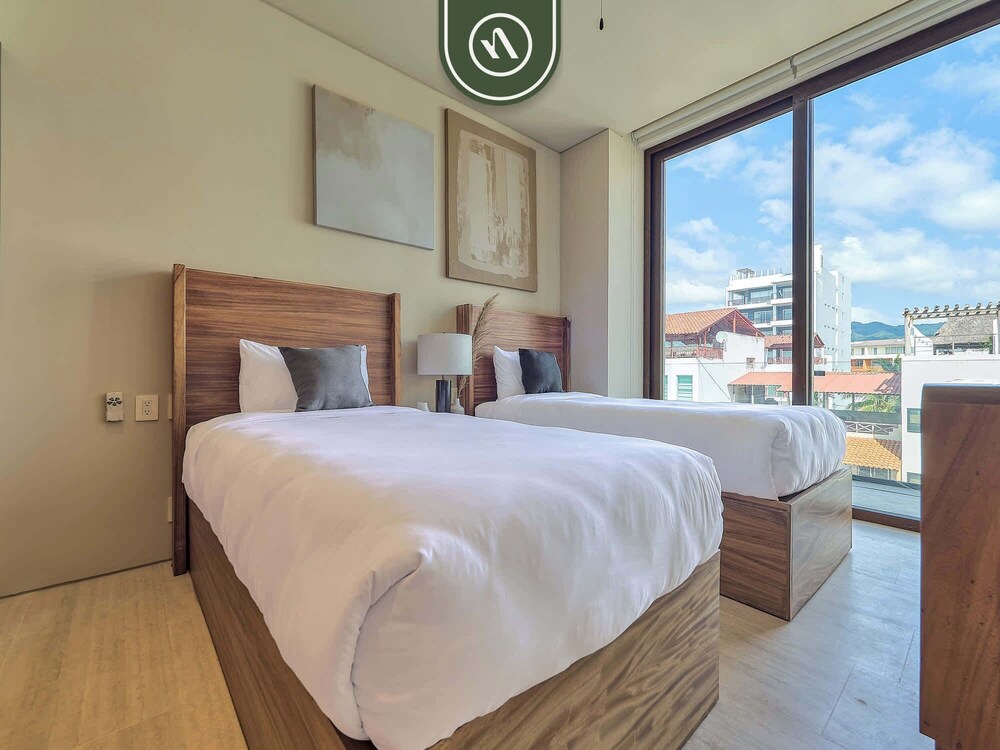 Luxury 4BR Oceanfront Condo - Private Beach - Pool