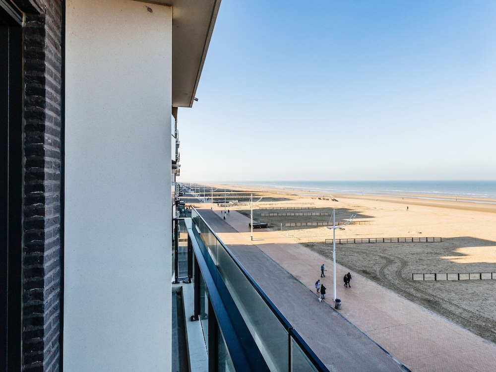Apartment on Zeedijk With Stunning Sea View