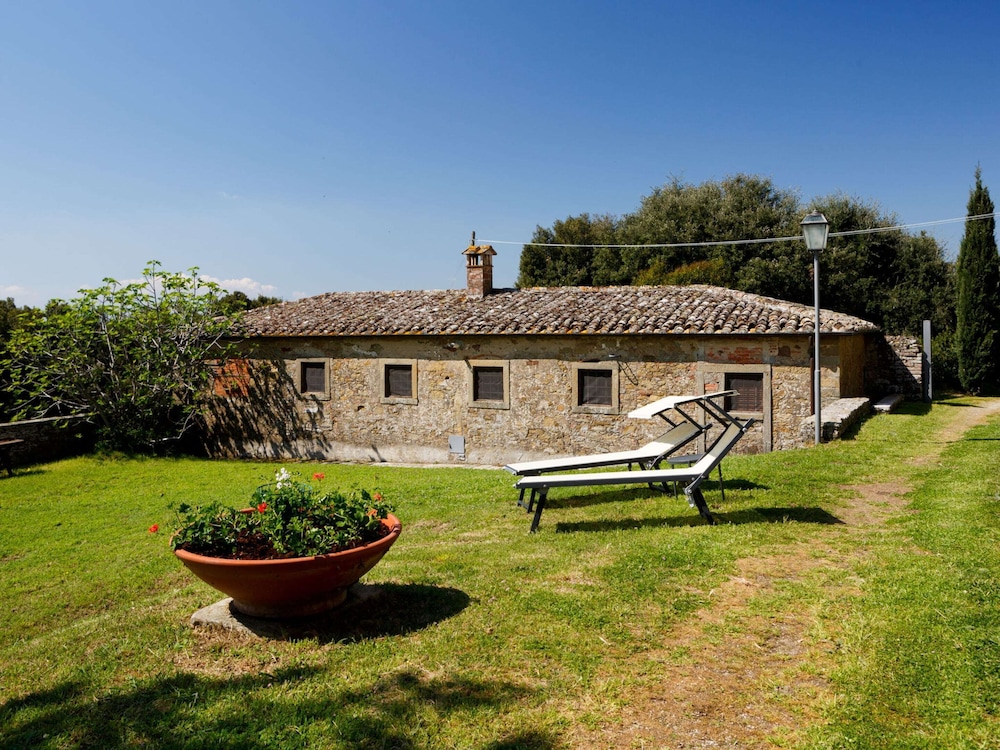 Elegant 2-bedroom Holiday Home in Tuscan view 5