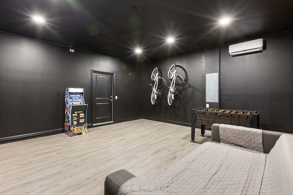 Family Fun Villa w Pool Hot Tub Game Room