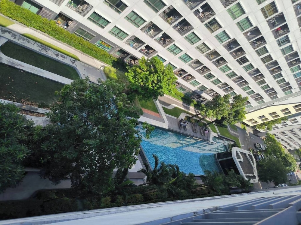 Modern Bangkok Apartment With Pool & Fitness