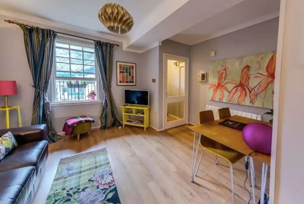 JOIVY Stylish Castle View Apartment photo 5