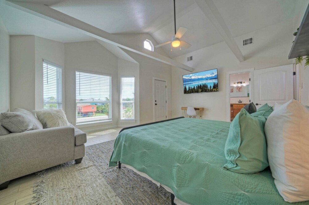 Sleeps 20! 2 Homes Near the Beach, Private Pools, Gameroom, Large Family Retreat