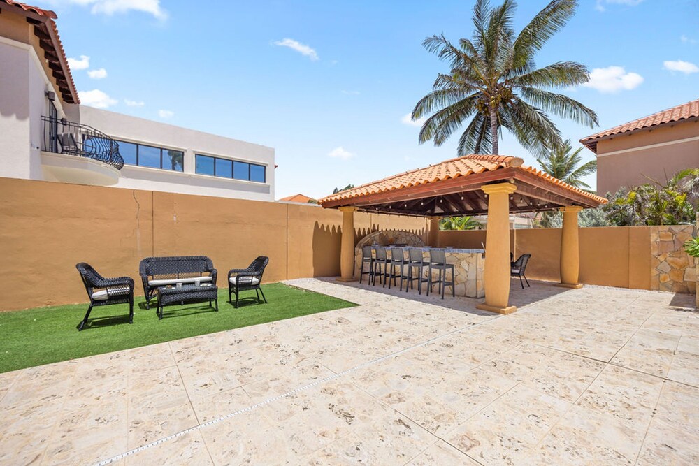 Gold Coast 4br4 5BA Villa w Privatepool Gym