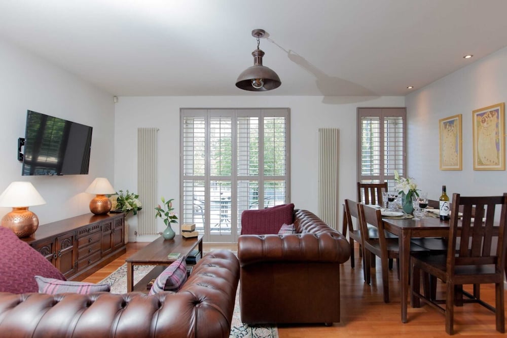 Holyrood Residence - Luxury Apartment With Parking