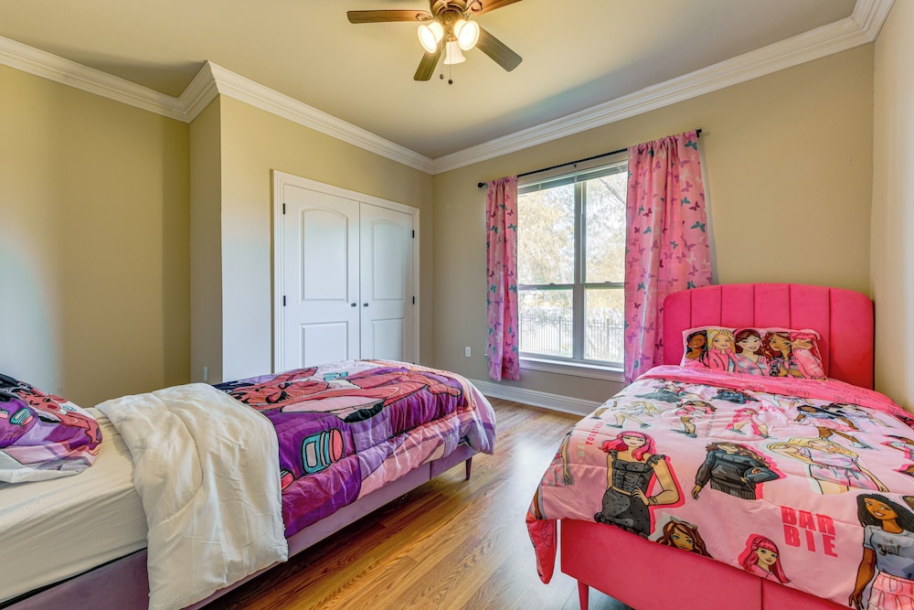 Fenced-in Yard & Pond Views: Home 18 Mi to Lsu!