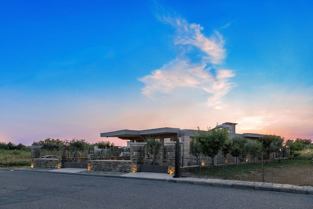 Lithos Messolongi Paradise - A Luxurious Retreat