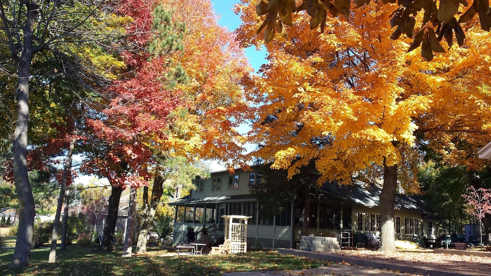 Lake Ripley Lodge w Lake Front Rooms, Grand Porch, Kayaks & Paddleboard