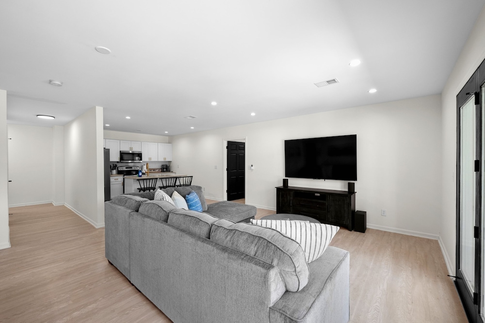 Knotty Pines by Avantstay Lake Views Renovated