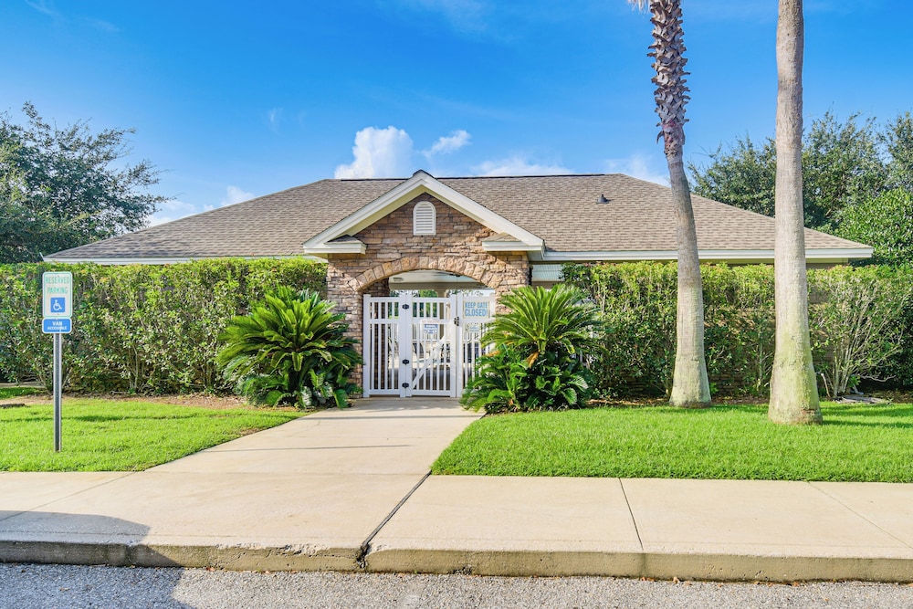 Snowbirds Welcome: Foley Condo w/ Pool Access view 3