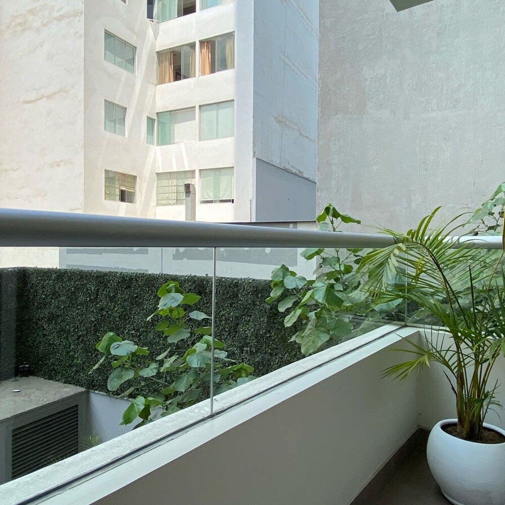 Perfect 1BR With Balcony in Luxurious Building