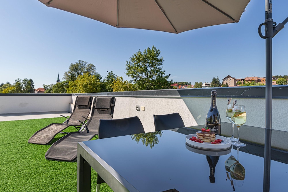 Rooftop Home With Whirlpool Sauna