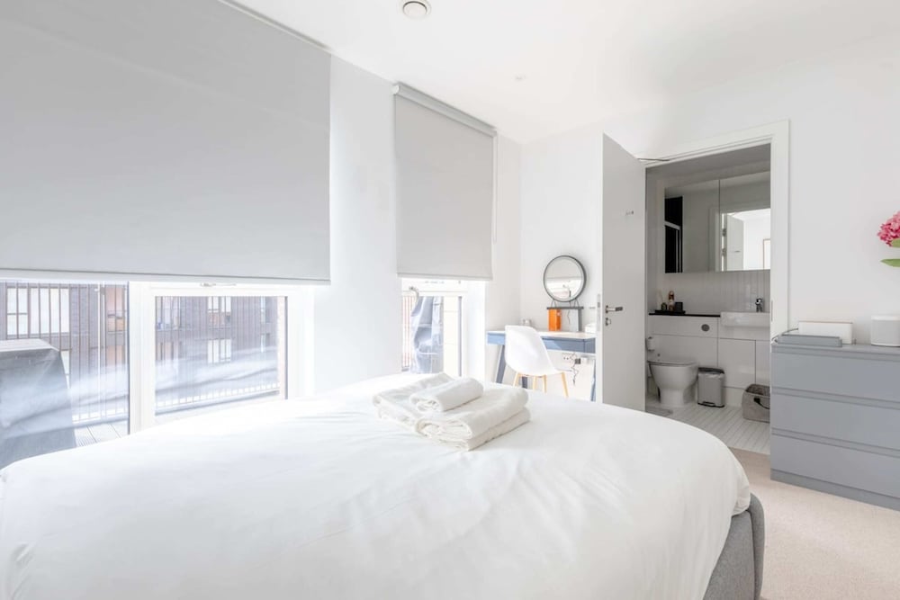 Stylish 2BD Oasis W/balcony South East London!