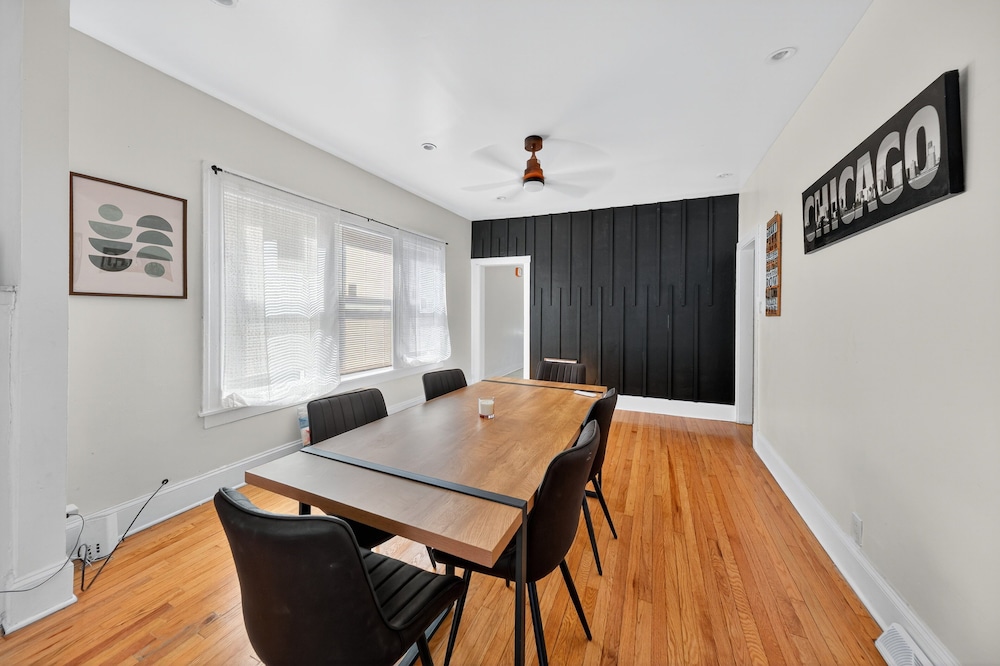 Chicago Getaway With Pool Table & Modern Comfort 3 Bedroom Home