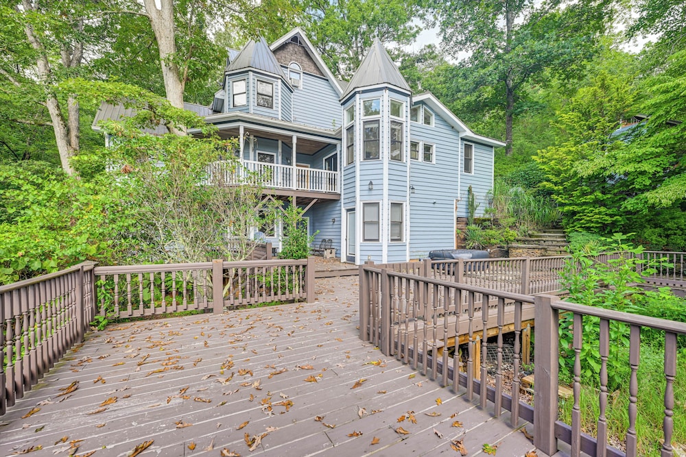 5-story Group Getaway w/ Game Room in Franklin!