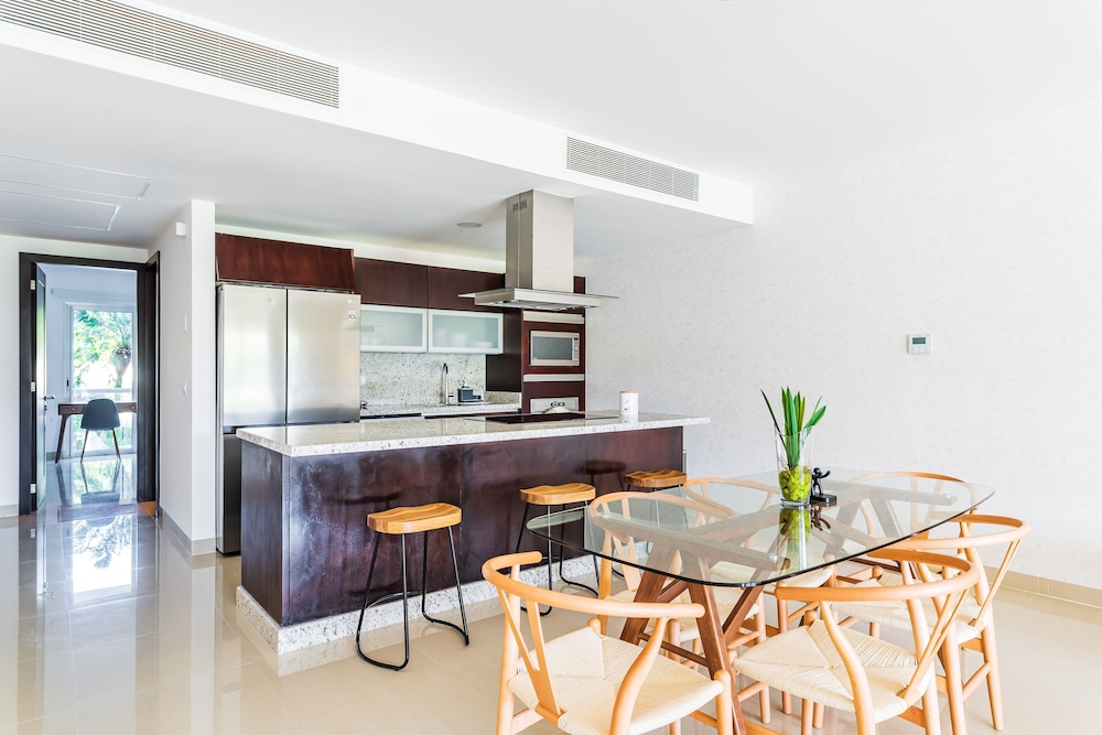 Casa Bellisima ! 2 bedroom swim up 2 Apts by RedAwning