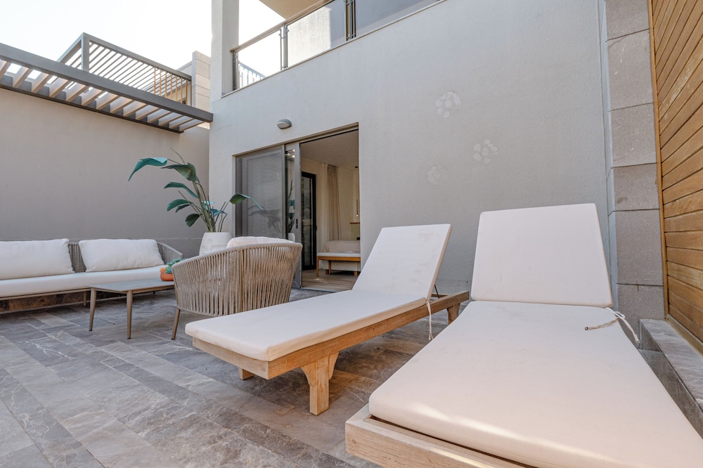 3-Bedroom Beachfront Villa with Hotel Amenities