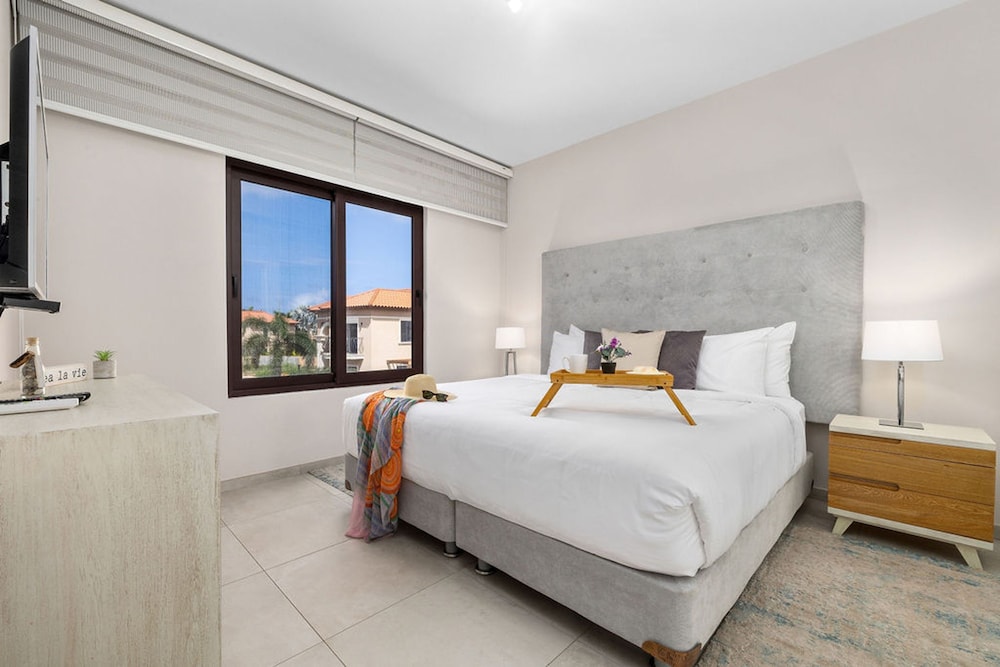 NEW Modern 1BR 1BA Gold Coast Pool GYM Tennis