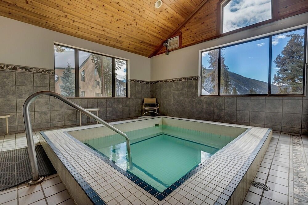 1607 Quicksilver 2 Bedroom Condo by RedAwning view 3