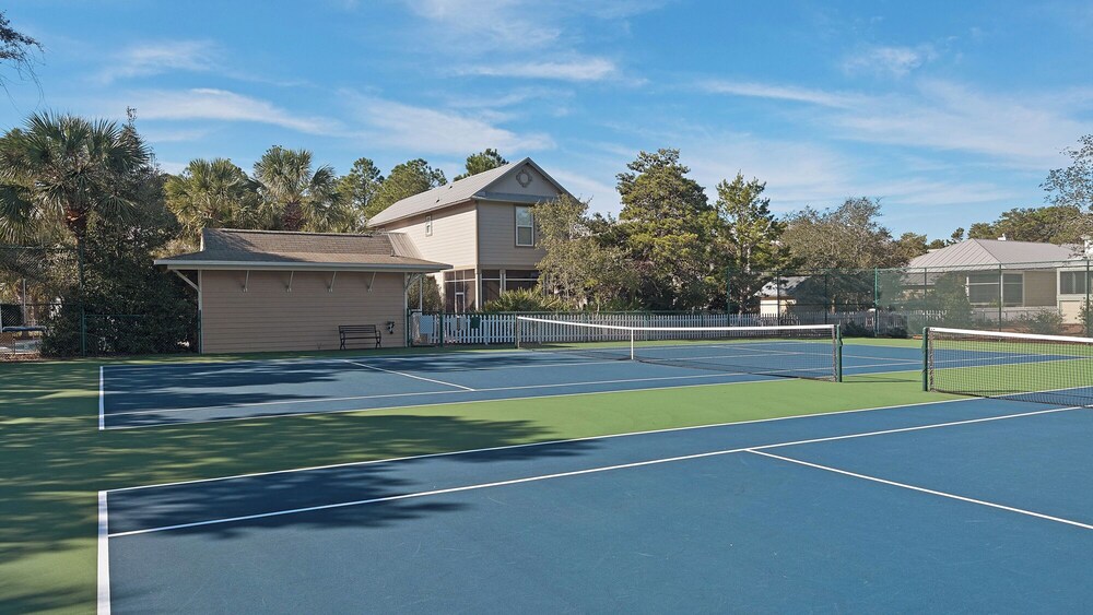 Charming Beach Cottage, 2 Pools and Tennis Access + Free Attraction Tickets!