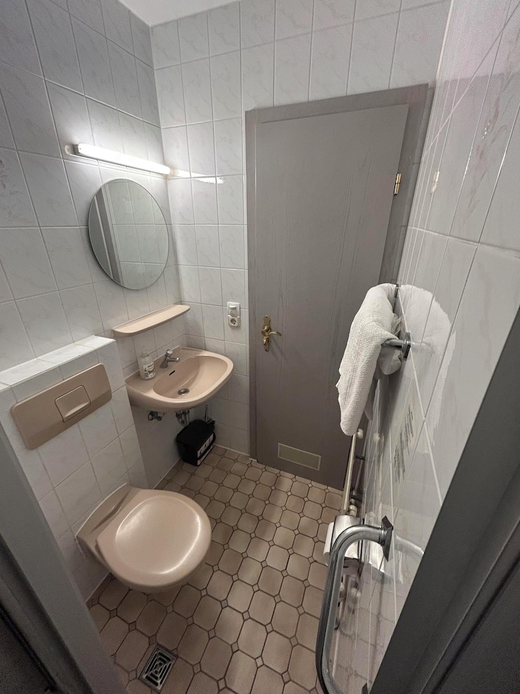 2-Rent Group Hostel Rooms AUB162