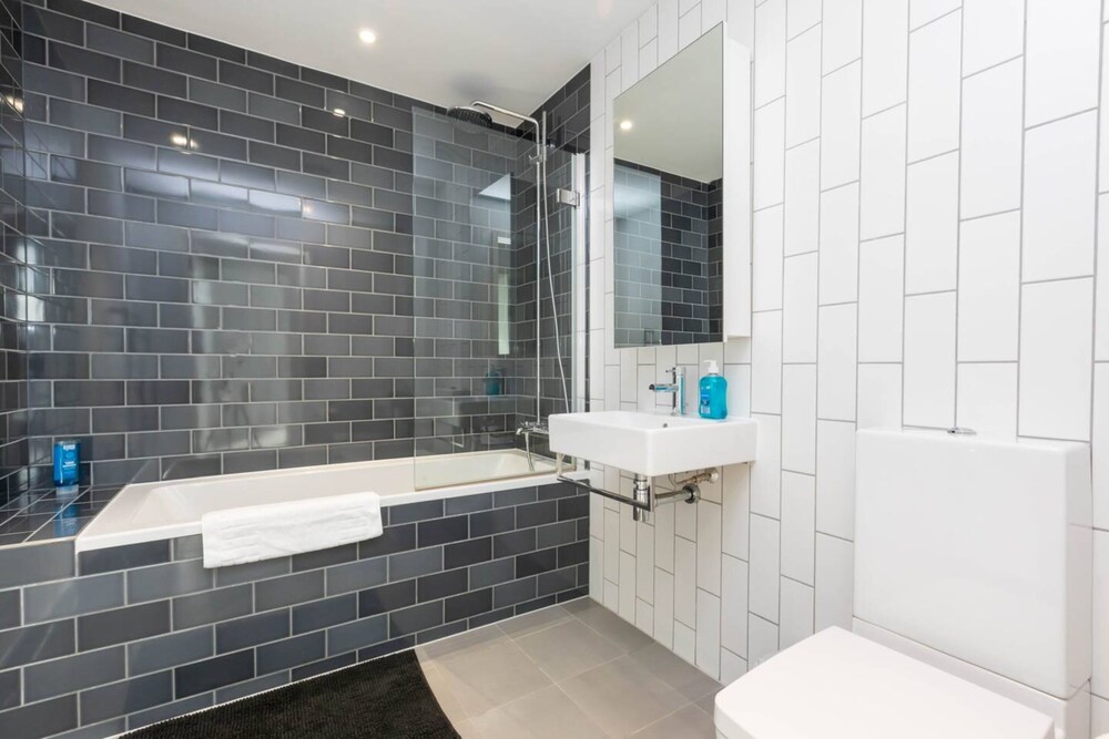 Bright and Modern 2 Bedroom Flat in Royal Wharf