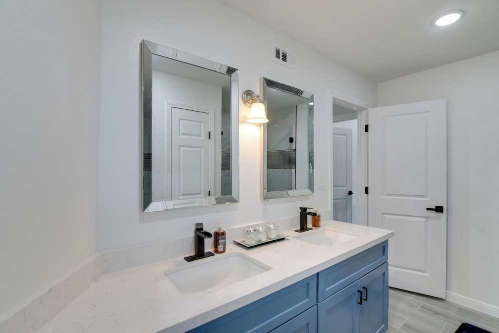 3 Mi to Bolivar Beach: Quiet Condo w/ Balcony