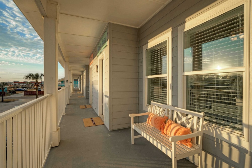 Minutes to the Beach w/ Pool, Sleeps 8 Two Condos: Costa Bahia