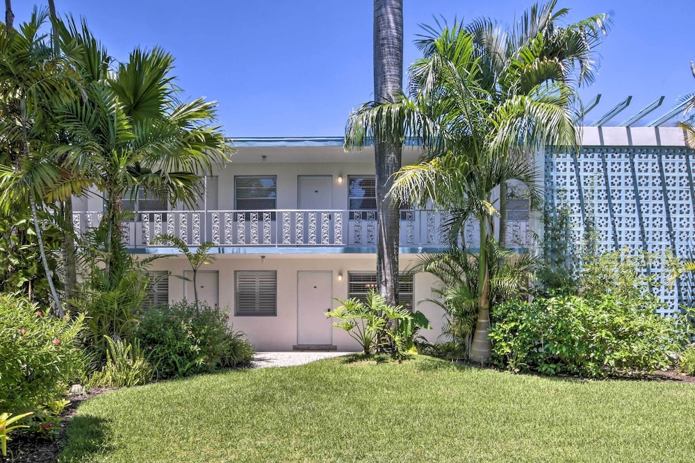 Coastal Downtown Naples Condo - Walk to the Beach! view 4