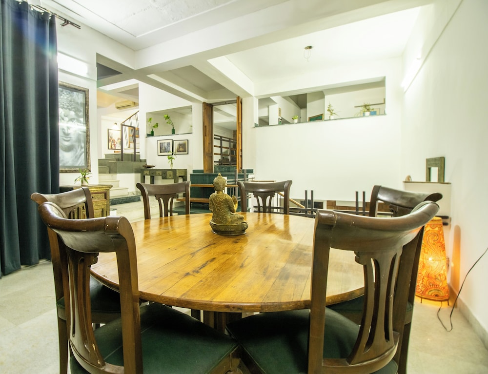Opulent Antique 3br Villa in Gurugram