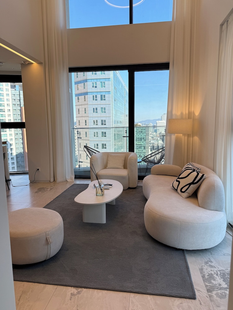Caelum Black Gangnam Luxury Apt