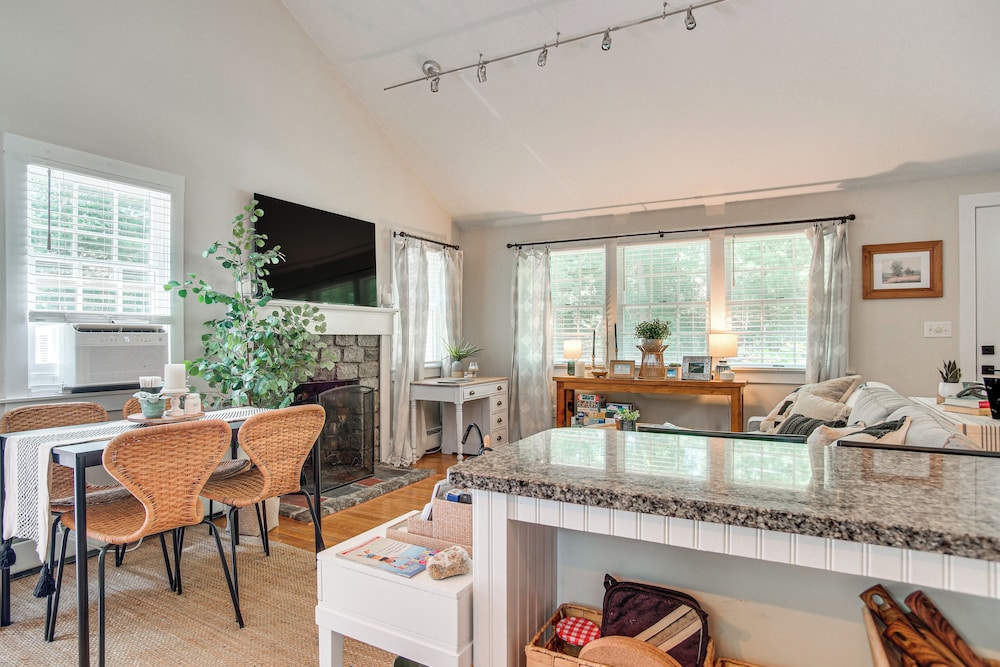 Charming Cape Cod Cottage: 4 Mi to Bristol Beach!