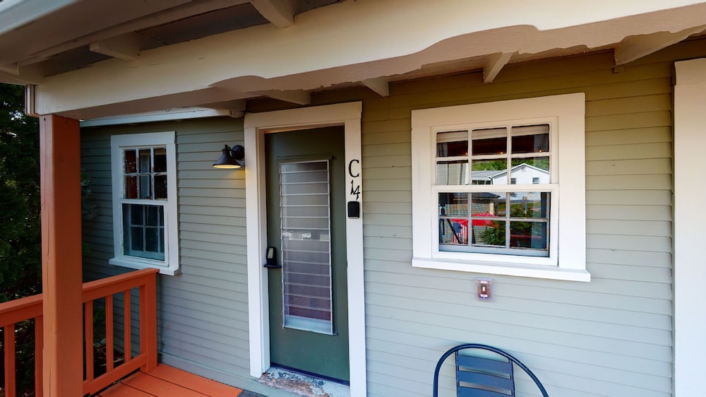 Lakeview House & Cottages