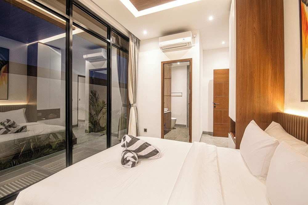 Tropical Elegance 5BR Canggu Villa Near Beach