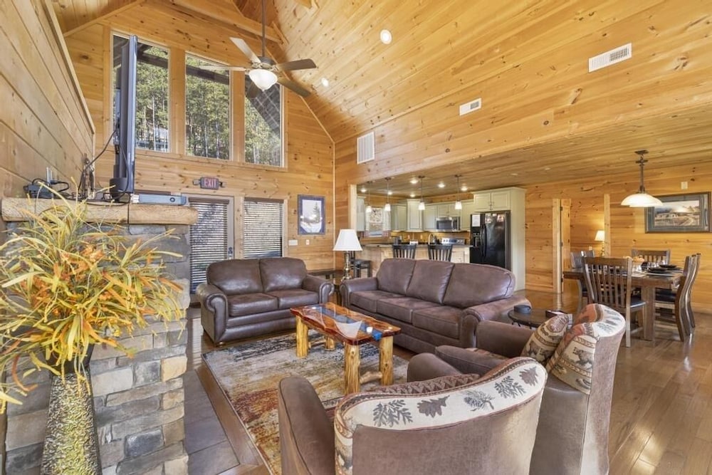 Eagle's Nest - 3 Bedrooms, 3.5 Baths, Sleeps 10 Home by RedAwning
