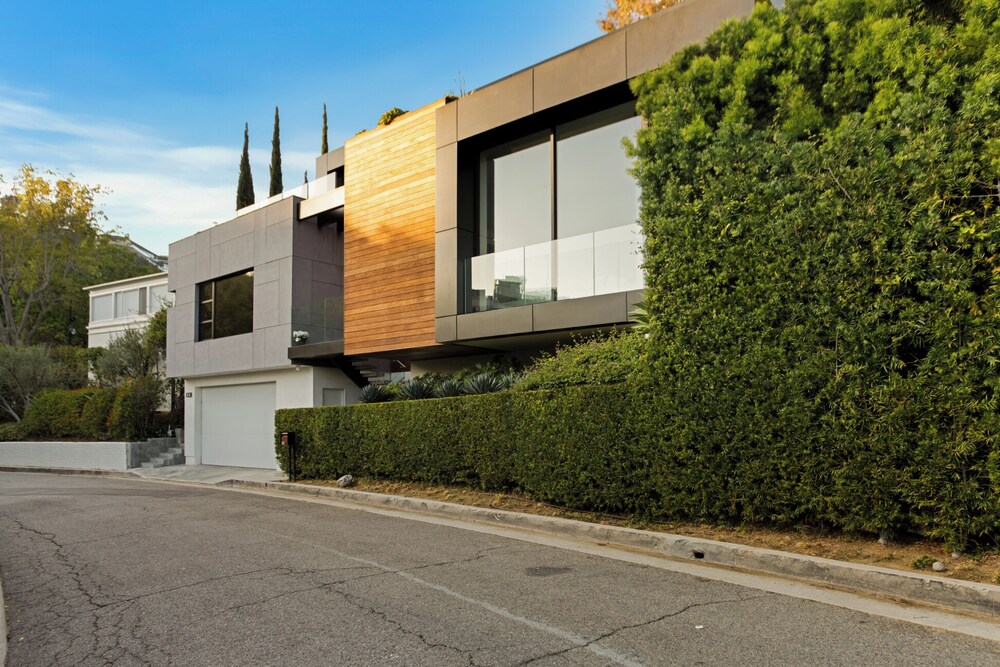 Belfast Estate - Mid-century Meets Modern - Luxe Poolside Villa