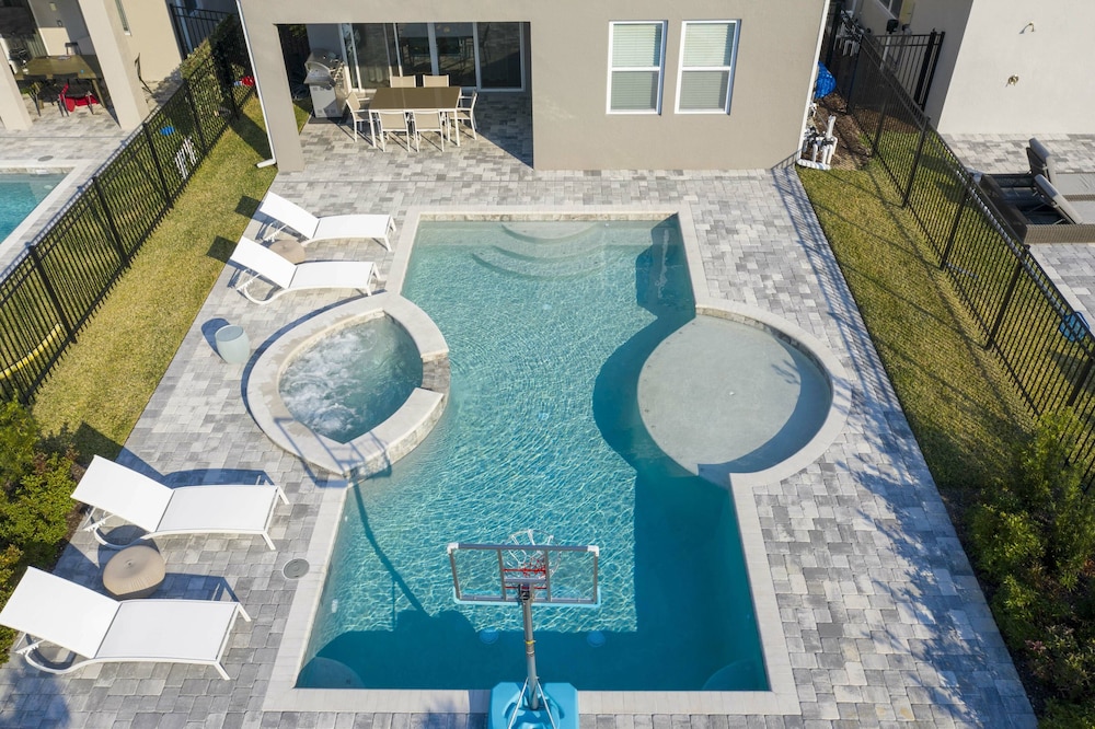 Family Escape With Private Pool & Themed Rooms - Image 5