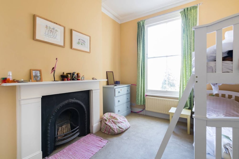 Traditional 5 Bed Family Home Near theTube