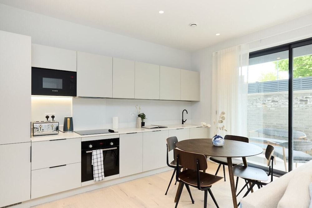 The Brondesbury Quarters - Modern 2bdr Flat With Balcony + Parking