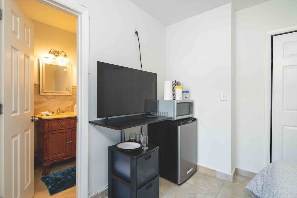 Private 1BD Efficiency King bed Wi-fi Parking