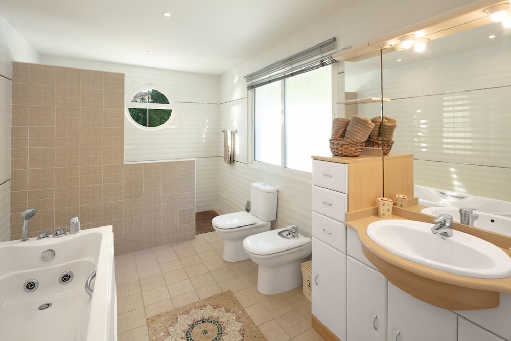Large Luxury Family Villa 500m From Beach