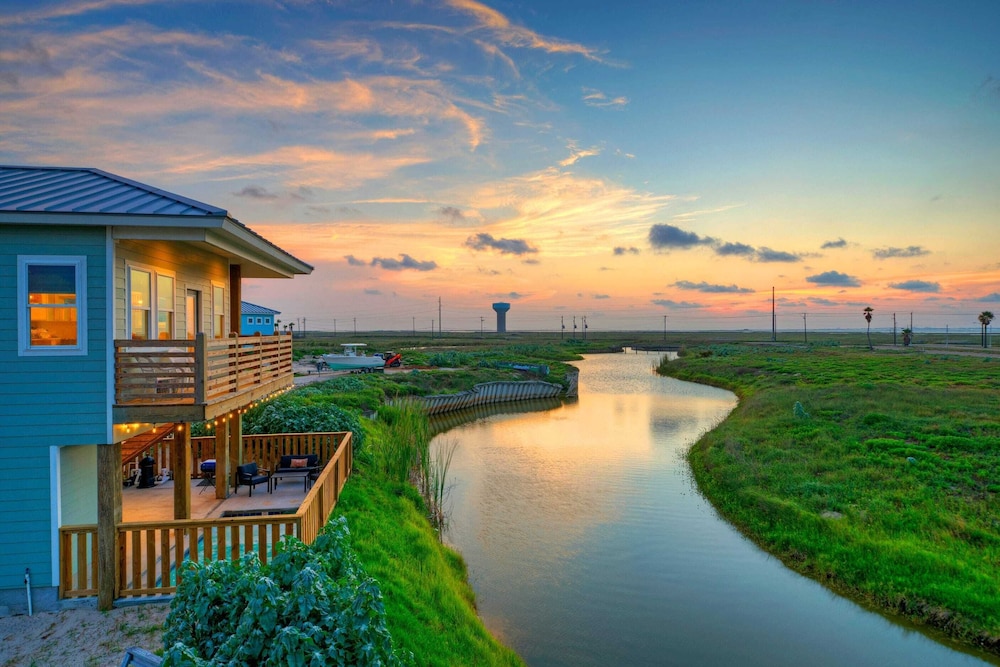 Sleeps 20 2 Homes w/ Beach Boardwalk Access, Water Canal Views, & Priv Pools