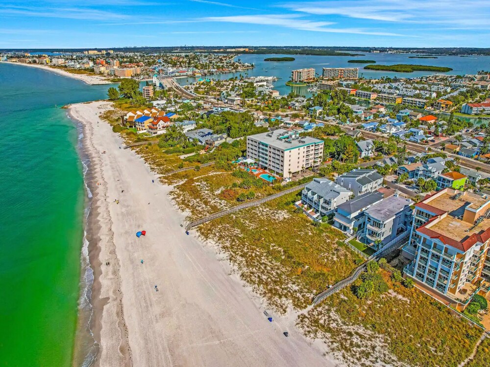Sunshine Lane by Distinctive Beach Rentals view 3