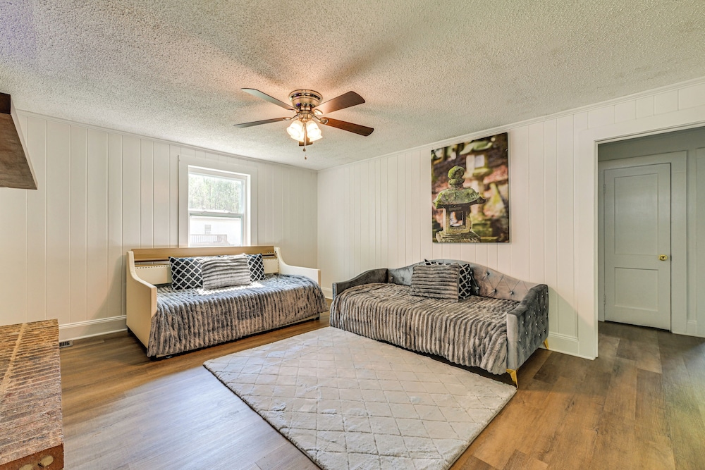 6 Mi to Dtwn: Charming Home w/ Yard in Charlotte