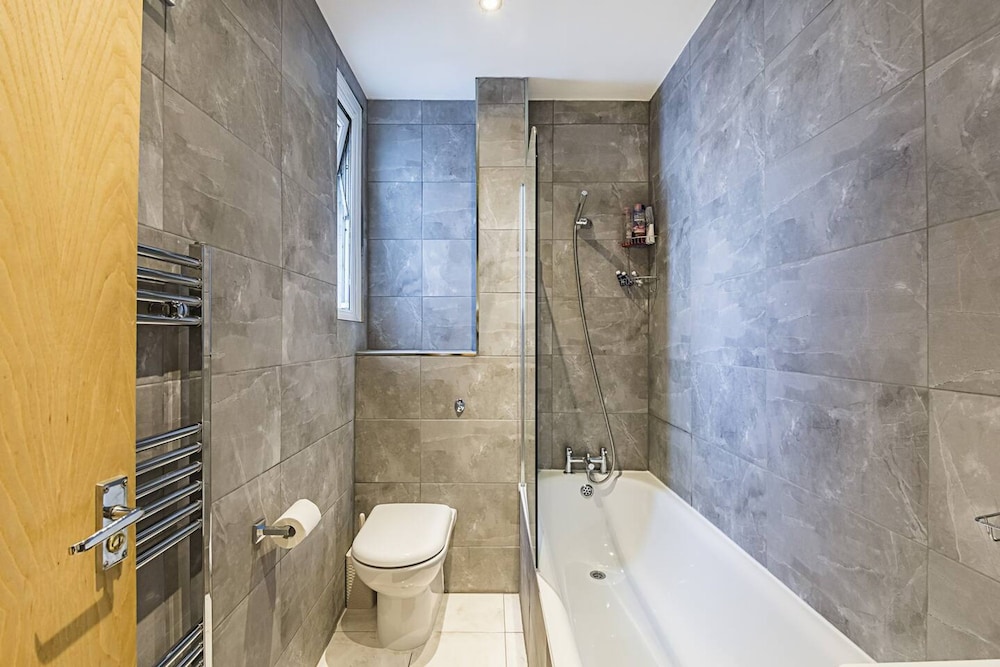 Private Homely Bedroom in Kensington R2